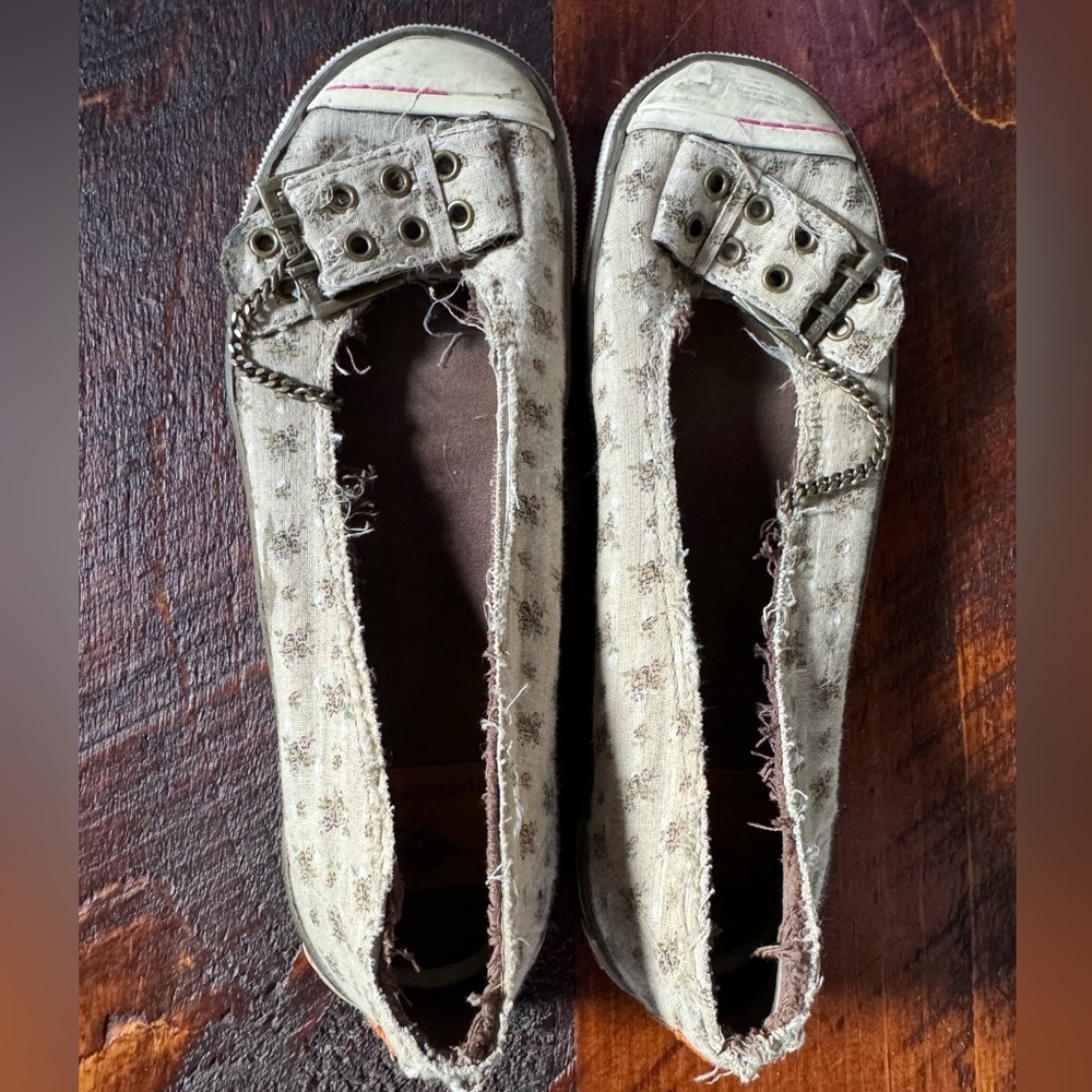 Rocket Dog slip on sneakers with buckle and chain size 7 7.5